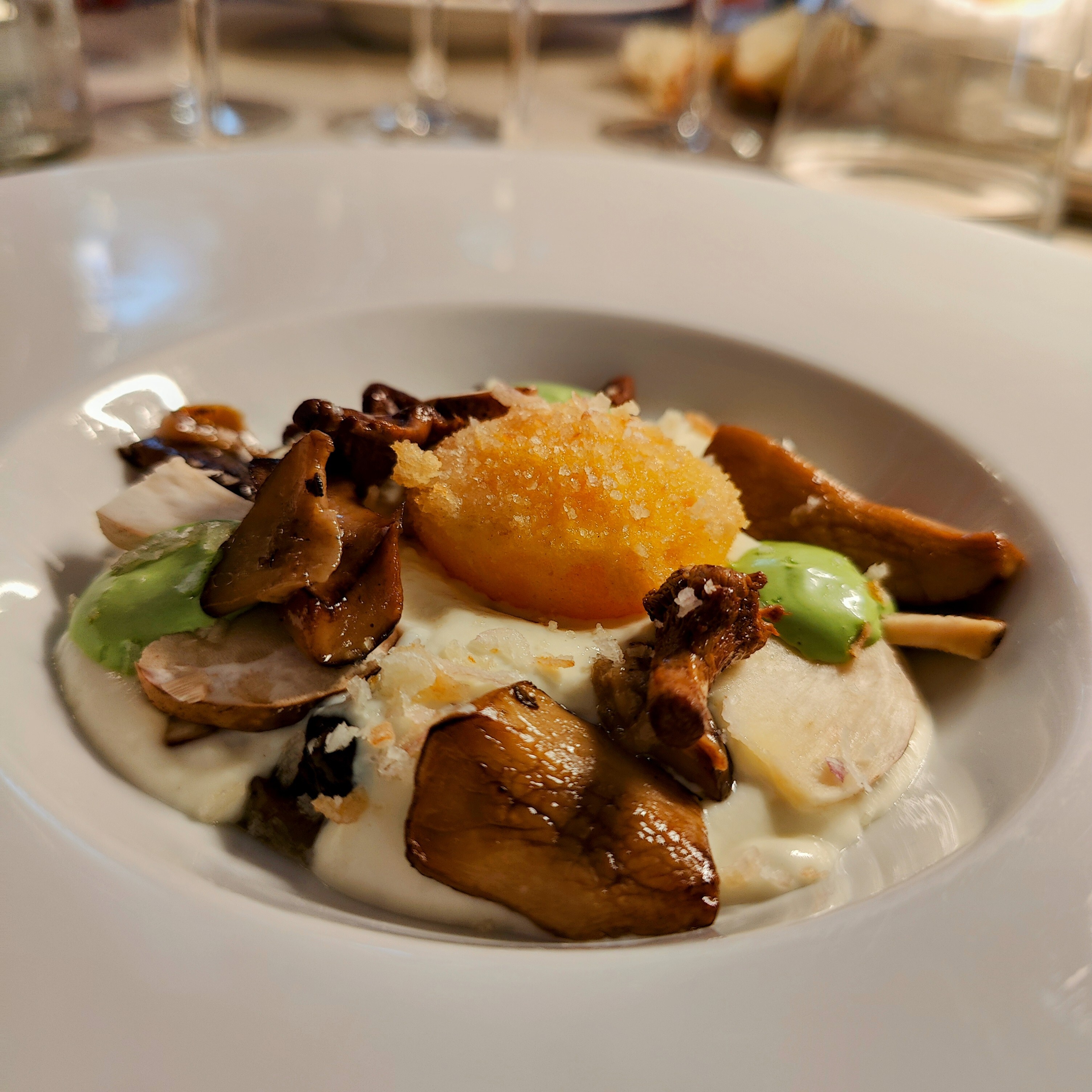 Uovo cremoso "Gellius" con funghi, crema di prezzemolo e scalogno - creato in esclusiva per Locanda Solagna